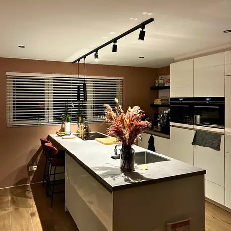 Railverlichting in de keuken: 5 inspirerende opstellingen die je zélf wilt proberen